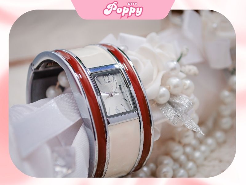 y-nghia-tang-dong-ho-cho-ban-gai