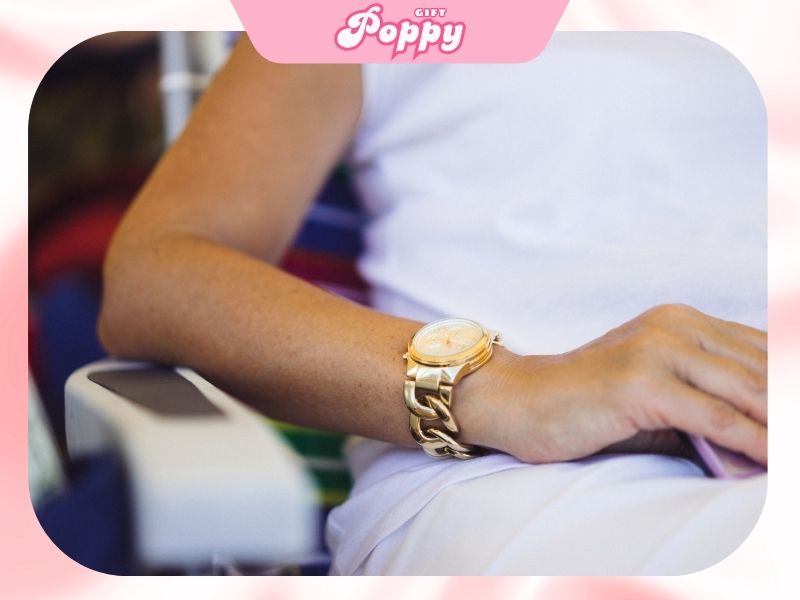 y-nghia-tang-dong-ho-cho-ban-gai